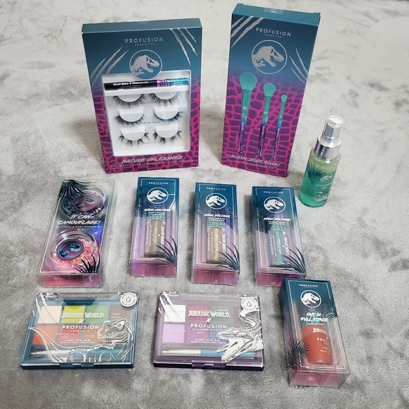 10-Piece Jurassic World X Profusion Makeup Set *Limited Edition* - Picture 7 of 7